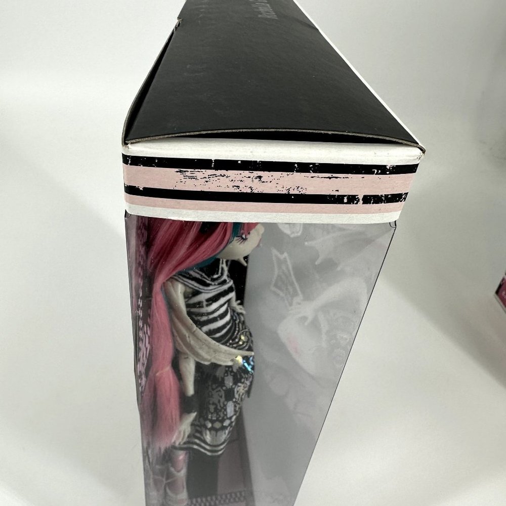 Monster High ROCHELLE GOYLE Original Version 2011 NIB - Picture 8 of 12